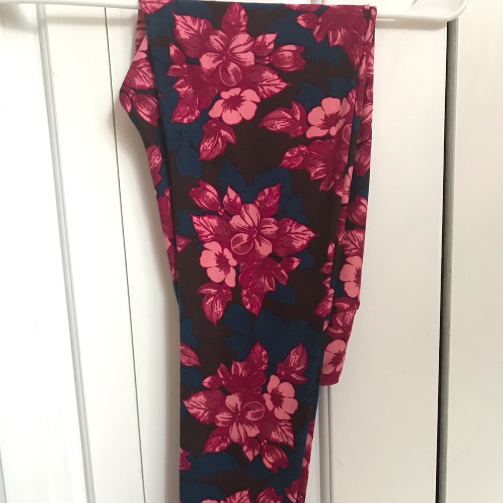 LuLaRoe leggings OS. Like new, worn once. Lovely!
